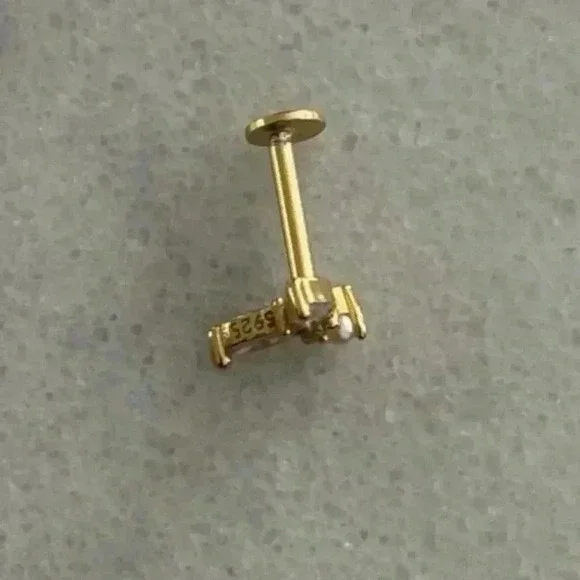 18k Gold Crystal Leaf Pearl Cartilage Earring 

Brand New - Picture 2 of 5